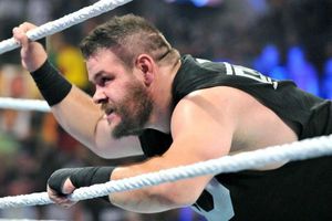 Kevin Owens vence a AJ Styles y califica a MITB