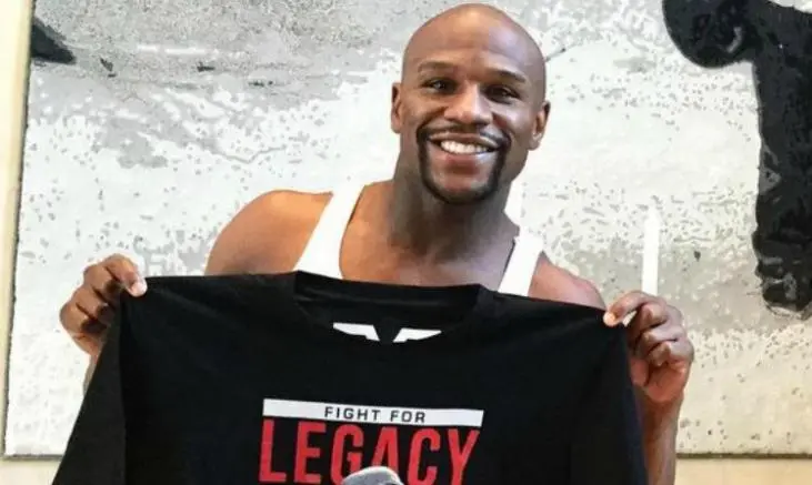 Mayweather presenta playera de su retiro del boxeo