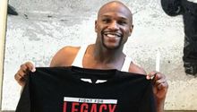 Mayweather presenta playera de su retiro del boxeo
