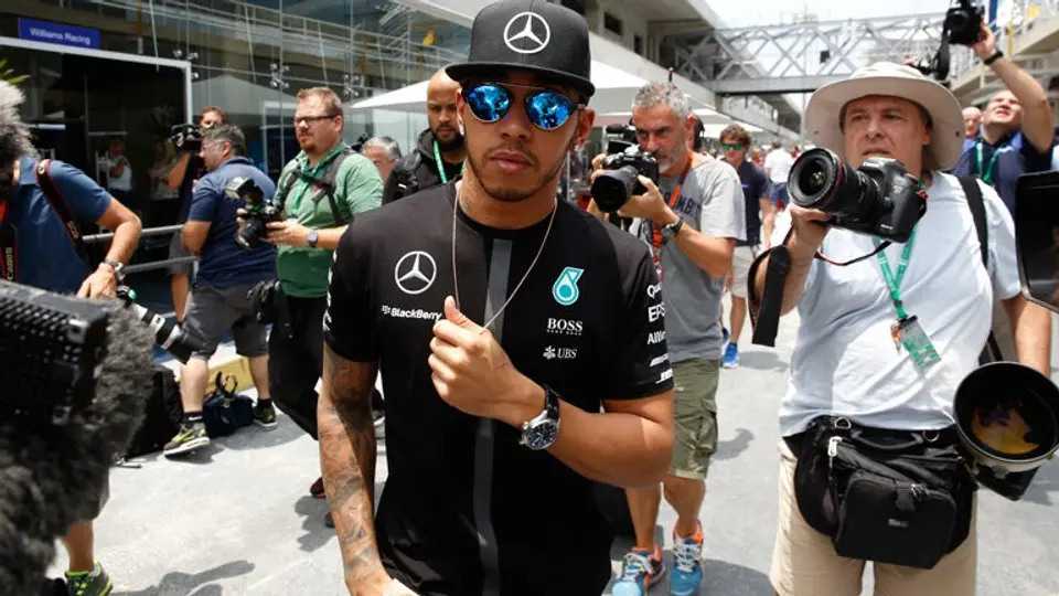 Hamilton revela que sufrió accidente automovilístico