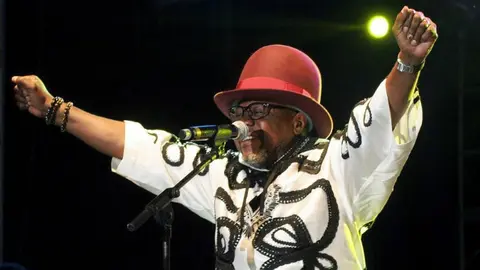 Cantante congoleño fallece en pleno concierto