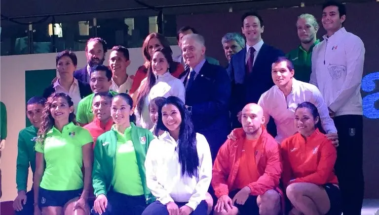 Presentan uniformes de la delegación mexicana para JO