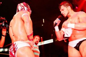 Dragon Lee destapa a La Máscara en Aniversario del CMLL