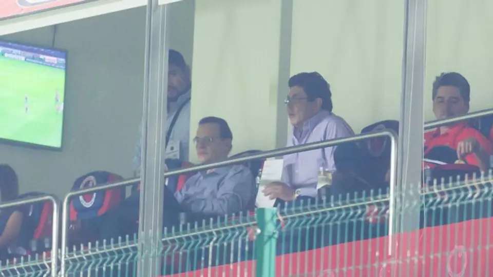 Kuri niega sanción y altercado con periodista en Puebla