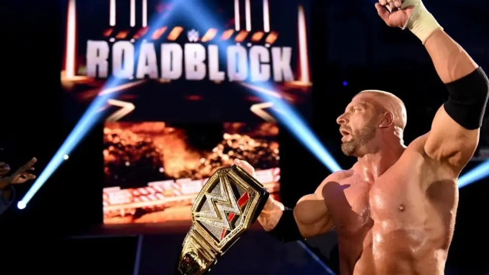 Triple H vence a Ambrose y retiene el título