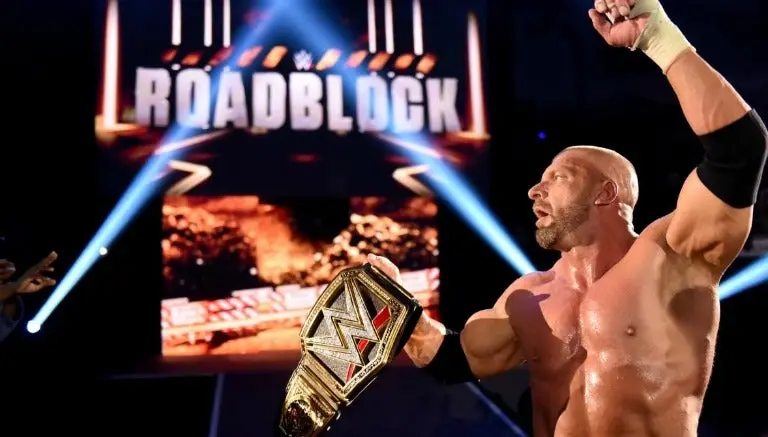 Triple H vence a Ambrose y retiene el título