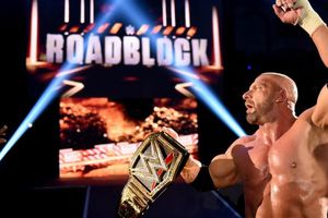 Triple H vence a Ambrose y retiene el título