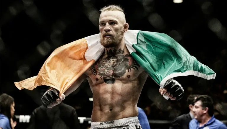 Conor McGregor festeja conla bandera de Irlanda | ESPECIAL