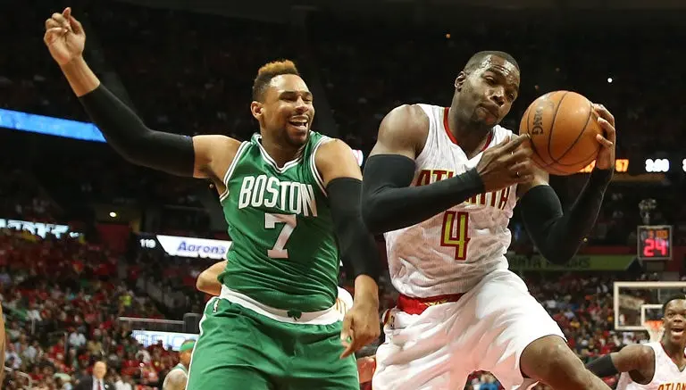 Hawks maniata a Celtics y se separa en la serie de Playoffs