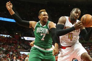 Hawks maniata a Celtics y se separa en la serie de Playoffs