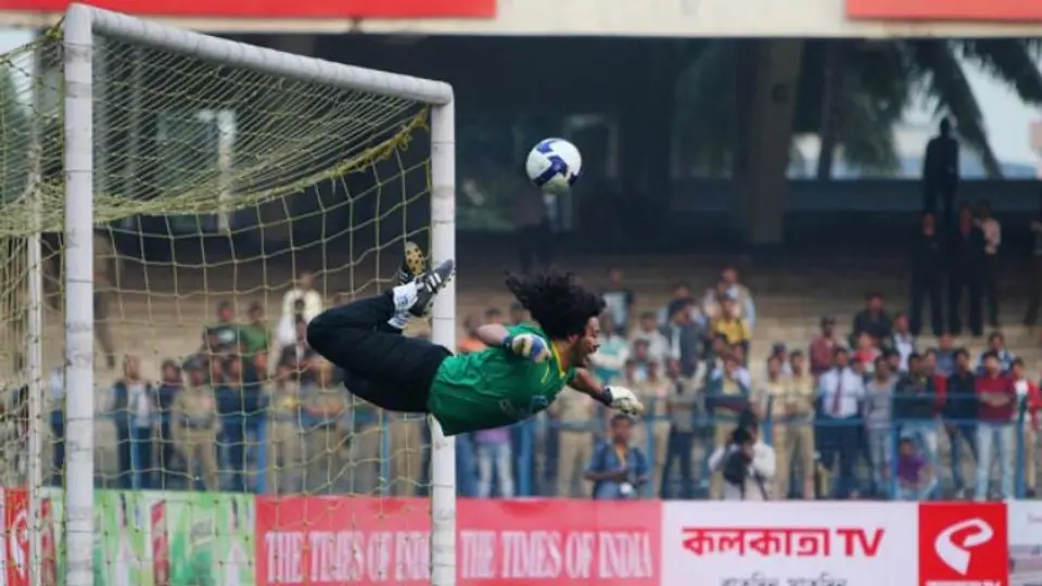 Higuita celebra aniversario con 'escorpión' en alberca