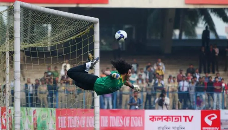 Higuita celebra aniversario con 'escorpión' en alberca
