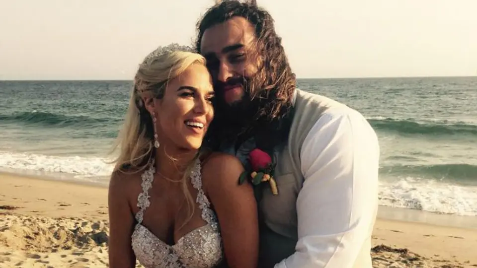Lana sorprende con sexy vestido en su boda con Rusev