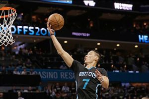 Charlotte vence a Miami y rompe mala racha en Playoffs