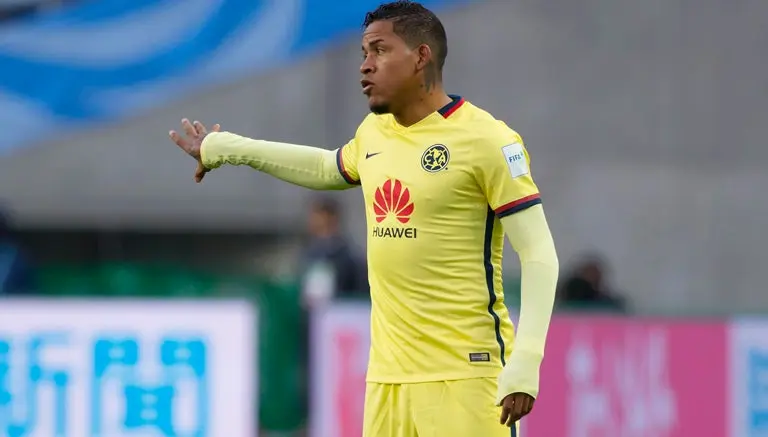 Michael Arroyo lleva alegría navideña a barrio ecuatoriano