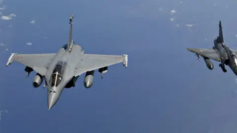 Francia lanza bombardeo contra Siria