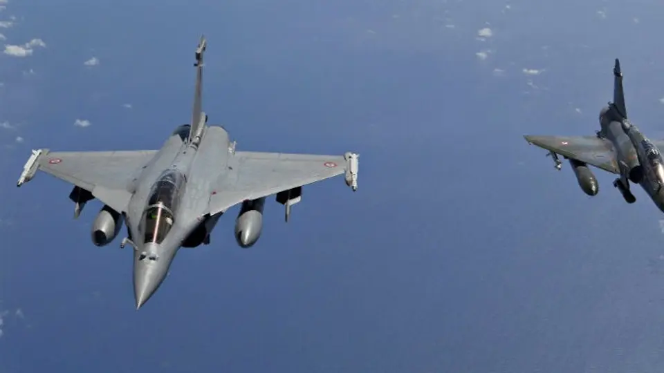 Francia lanza bombardeo contra Siria