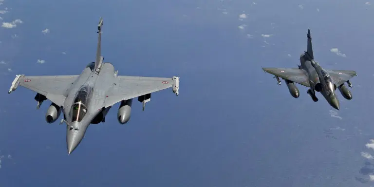 Francia lanza bombardeo contra Siria