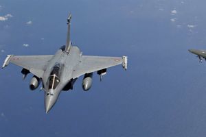 Francia lanza bombardeo contra Siria