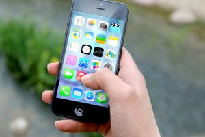 Encarcelan a un papá por castigar el celular a su hija