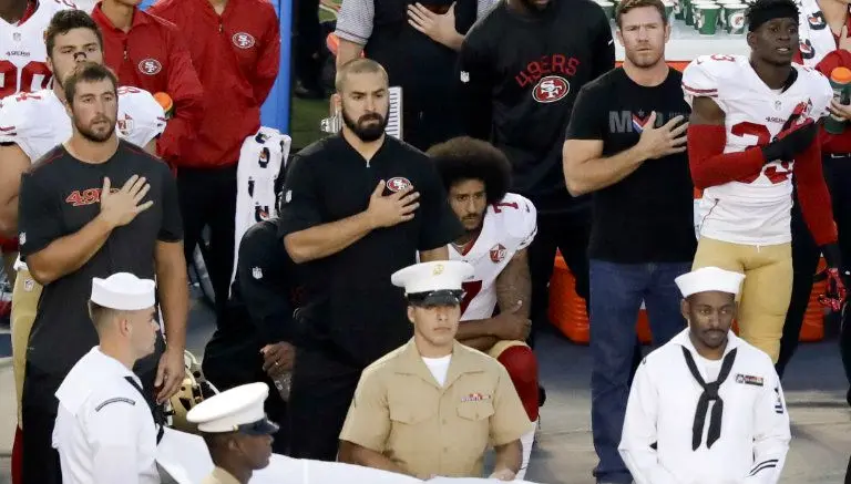 Kaepernick contagia actitud durante himno de Estados Unidos