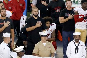 Kaepernick contagia actitud durante himno de Estados Unidos