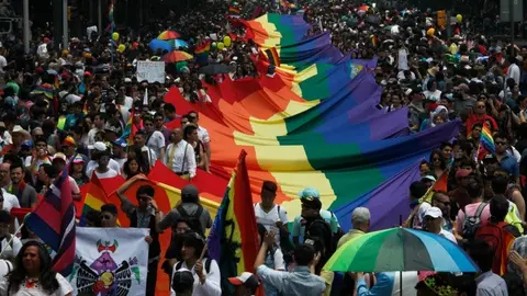 'Orgullo gay' invade Paseo de la Reforma