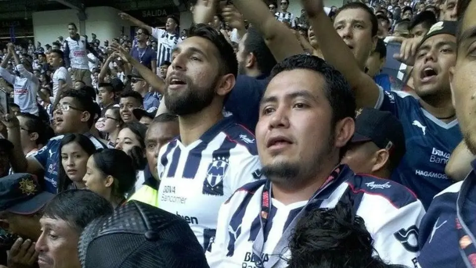 Jonathan Orozco alienta a Rayados en la grada vs Puebla