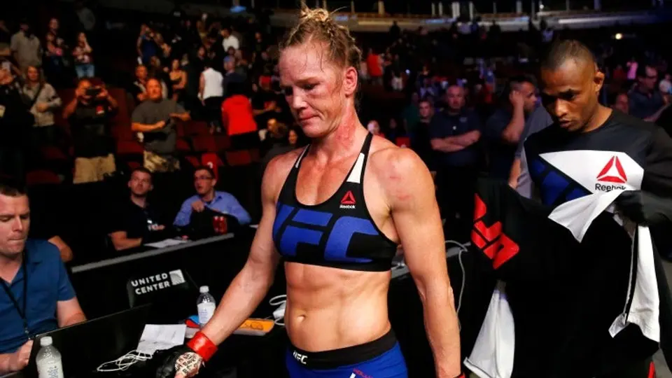 Holm deja ver los golpes que se llevó contra Shevchenko