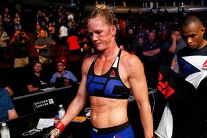Holm deja ver los golpes que se llevó contra Shevchenko