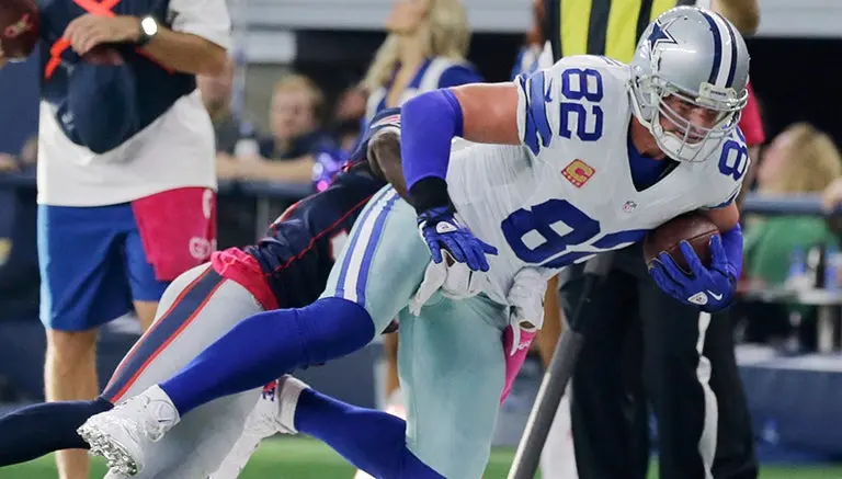 Jason Witten es tacleado durante el juego contra Patriotas | AP