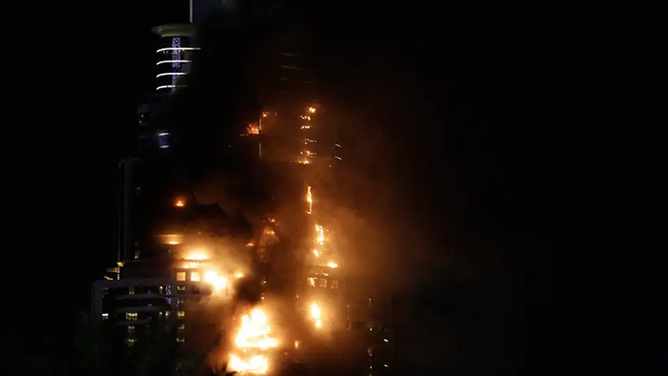 Hotel de lujo se incendia en Dubai
