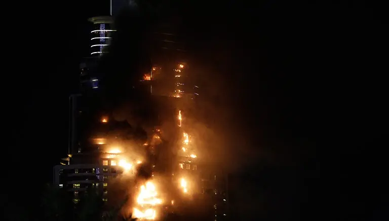 Hotel de lujo se incendia en Dubai