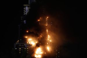 Hotel de lujo se incendia en Dubai