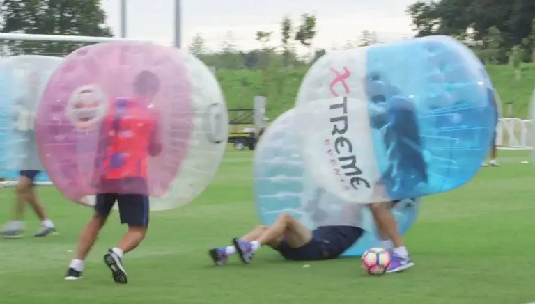 Barcelona tiene entrenamiento dentro de pelotas gigantes