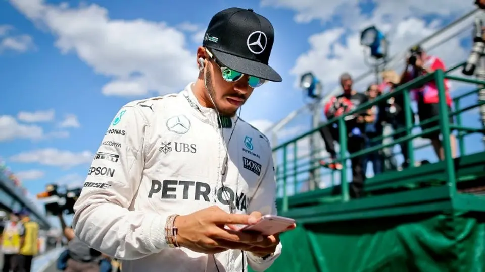 Hamilton se graba 'haciendo del baño' en un avión
