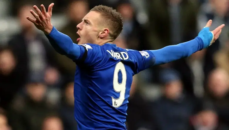Jamie Vardy festeja un gol con el Leicester City | AP