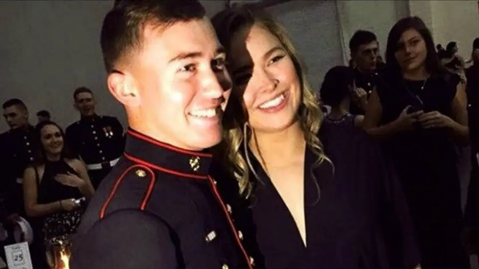 Ronda Rousey asiste a baile con Marine