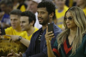 Russell Wilson, presente en la Final de la NBA
