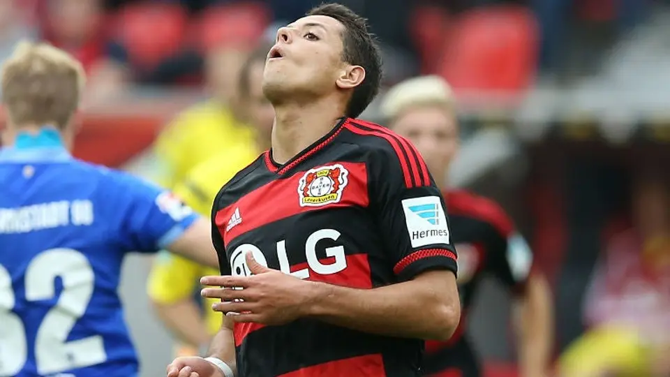 Bayer 'resbala' al mencionar a Chicharito en Twitter