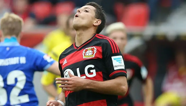 Bayer 'resbala' al mencionar a Chicharito en Twitter