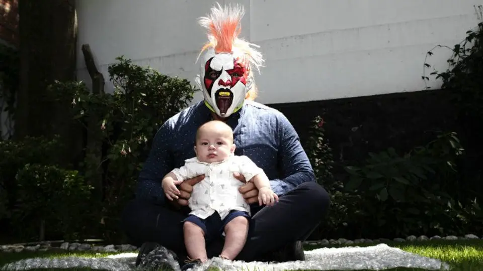 Psycho Clown festeja dinastía luchística con su hijo