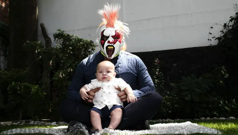 Psycho Clown festeja dinastía luchística con su hijo
