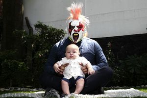 Psycho Clown festeja dinastía luchística con su hijo