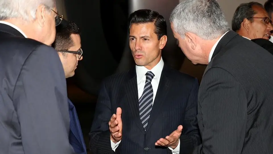EPN, señalado por viajar con familia y amigos en giras oficiales