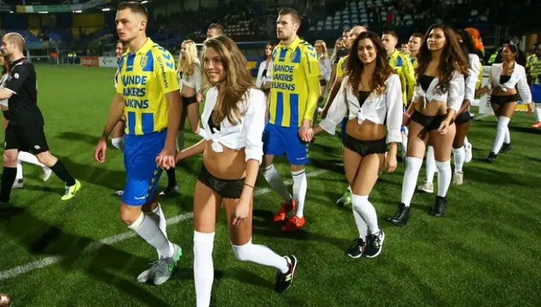 Equipos holandeses salen al campo con sexys modelos