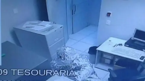 Ladrones intentan robar banco cubiertos de papel aluminio