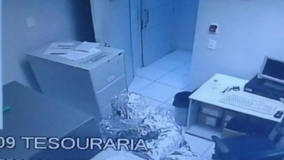 Ladrones intentan robar banco cubiertos de papel aluminio