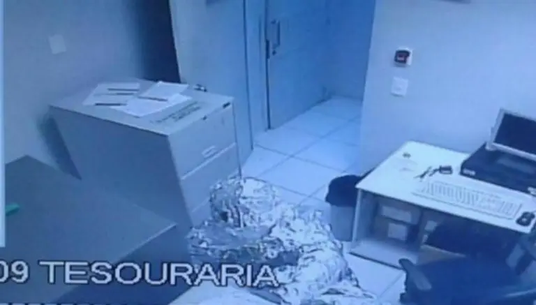 Ladrones intentan robar banco cubiertos de papel aluminio