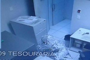 Ladrones intentan robar banco cubiertos de papel aluminio